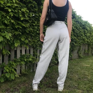 Kostymbyxor - Super sköna byxor som är tajta i midjan och långa (jag är 175j , har inget tillfälle att ha de så har aldrig använt de. Jag kan mötas upp i Lund/Malmö. 🥰 