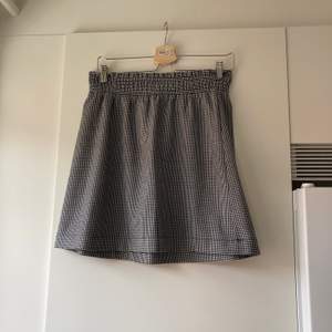 Pepitarutig kjol från Monki. Jättefin! Storlek M. Postar för 49kr. 