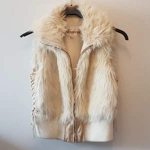 Beige väst i fuskpäls - Beige väst i fuskpäls med dragkedja framtill, estetisk snörning på sidorna. Storlek: UK 12 / EU: M / US 8.          Finns för avhämtning i Malmö, alt kan skickas (mot att köparen betalar frakt: 66 kr spårbart). Betalning via swish.