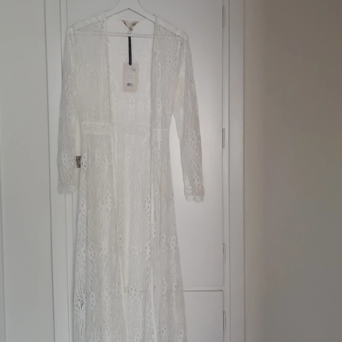 Fotlång kofta i spets