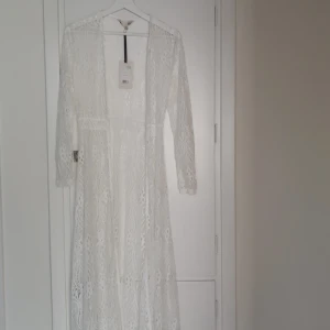 Fotlång kofta i spets - Stl 36. Inköpt i London. Oanvänd med prislapp kvar. Kostade 50 pund. 