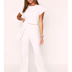 Set, helt nytt!  - Ett vitt set från Bohoo som är helt nytt, nypris är 290kr men jag säljer för 80kr för båda delarna. Prislapparna är kvar. Byxorna är väldigt genomskinliga och följer med på köpet när du köper toppen. Toppen är inte alls lika genomskinlig och funkar bra😊