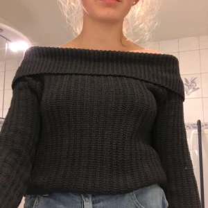 Stickad offshoulder  - En grå, stickad offshoulder tröja från H&M, använda ca 5 gånger så i bra skick!💗 Frakt tillkommer!