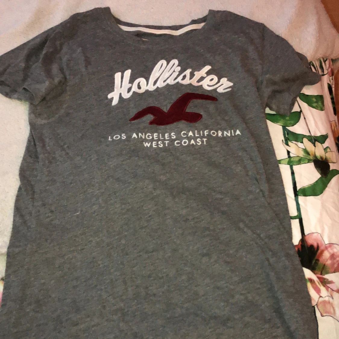 Hollister t shirt 