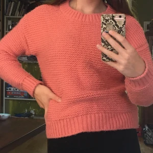 Rosa stickad tröja - Mysig stickad tröja/kofta. Använd enstaka gånger. Säljer pga för liten. Nypris 349:-