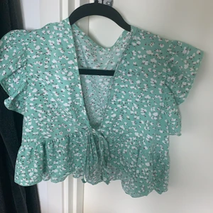 Fin grön/turkos blommig blus - Blommig blus från SHEIN storlek M men passa även s då den är lite liten i storleken