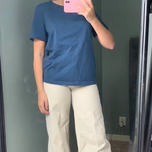 Snygg stor tisha!✨✨ - Säljer denna då jag inte alls klär i färgen! Dock skitsnygg och trendig! Frakt tilkommer även! Buda!✨