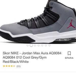 Säljer dessa Jordans Grey/gym Red-black-white som jag köpt på JD. Knappt använda! Köpare står för frakt. 