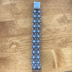 Kumkum kum kum armband vintage silver925 - Underbart armband i silver från fantastiska Kumkum. Stämplar Kumkum 925. 12 vita pärlor och 12 vita cubic zirconia. 17 cm långt o 2cm brett. Ovanlig modell  från deras tidiga kollektion. Tyngd i armband.Frakt skicka lätt (spårbart) ingår i priset. 