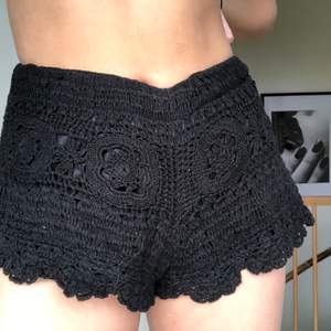 Svarta Shorts i spetsmaterial från Gina tricot! Säljer för 50kr! Storlek Xs🥰