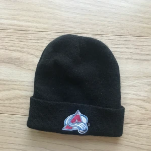 colorado avalanche - colorado avalanche mössa. Mötas upp i Stockholm eller så står köparen för frakten. 