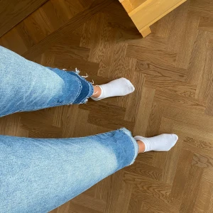 Mom jeans med lite flare och cool detalj - Säljer dessa jeans från H&M, inköpta 2018. Super snygga och cool detalj längst ner. Säljer då det är lite stora på mig. De är storlek 30 i midjan men passar mig hyfsat (brukar ha 38/M) Köpta för 350kr! Frakt ingår inte💞