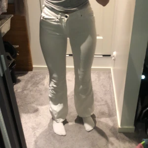Vita jeans - Vita DrDenim jeans. Strechig material i storlek XS. Köpta på Nelly för 500kr. Dessa var för långa för mig så de är uppsydda, skulle säga att de passar 160-165cm, är själv 162 o såhär sitter de på mig. 100kr plus frakt