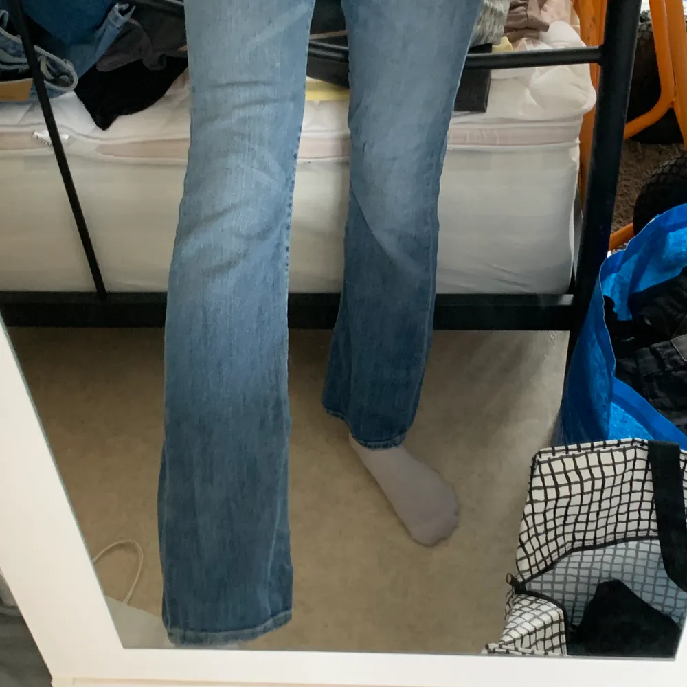 bootcutjeans från crocker i fint skick🥰  står ingen storlek, men skulle tippa på 25/28 eller 25/30. Jeans & Byxor.