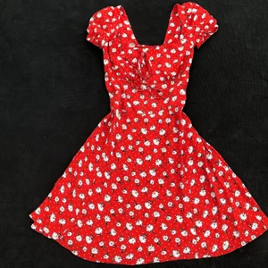 röd vintage sommarklänning  - 💕 en snygg blommig sommarklänning som kommer till lårna/knäna (jag är 164 cm lång), knappt använd, väldigt bra skick. frakt kostnad tillkommer 