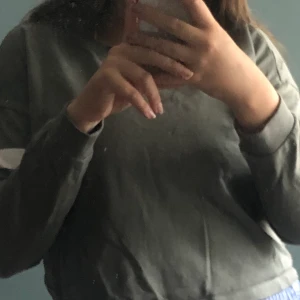 Tröja - Använt några gången men är för liten för mig nu🥺