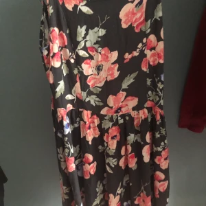 Sommar Klänning  - Använt några gånger men är inte min stil längre❤️