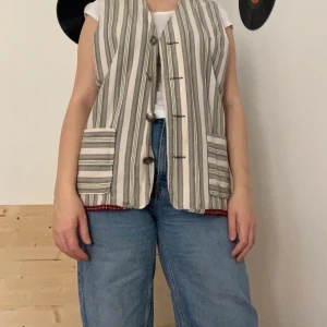 Väst - En fin väst köpt på Myrorna använd en gång! Säljer för att den inte blir använd tillräckligt!🍂