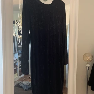 Klänning  - Klänning i mkt fint skick i stl M 👗djup rygg (se bild två ) 