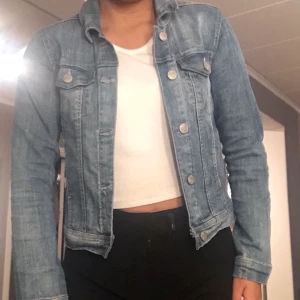 Jeansjacka  - Säljer denna fina jeansjacka som sitter perfekt🌟 Färgen är darkwashed