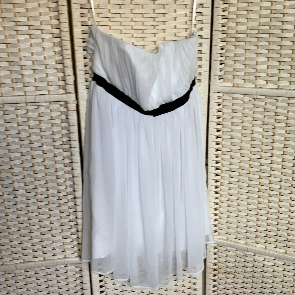 Snygg vit klänning som endast är använd en gång på studenten från märket zoul. Klänningar.