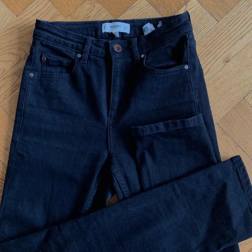 Svarta (ser blåa ut på bild men är svarta irl) lite tightare ”mom jeans” ifrån Mango , bra skick! strlk 34 / xs. . Jeans & Byxor.