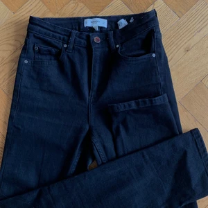 Mom jeans  - Svarta (ser blåa ut på bild men är svarta irl) lite tightare ”mom jeans” ifrån Mango , bra skick! strlk 34 / xs. 