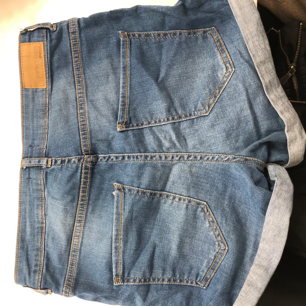 Blå jeansshorts i stretchigt material, använda ett fåtal ggr. Shorts.