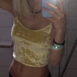  gult sammets linne  - Fint gult sammetslinne, fint skick, så fin o härlig färg, mjukt material, tunna stretchiga band