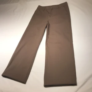 Hope byxor - Ett par oanvända byxor från Hope endast använda 1 gång. Storlek Wom 36 & Man 44.