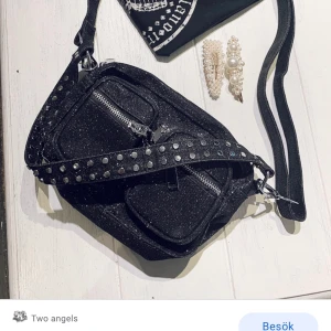 Väska - Säljer min lilla noella väska, superfin svart med glitter. Aldrig anväd då jag fick två likadana men hann inte skicka tillbaka en av dom