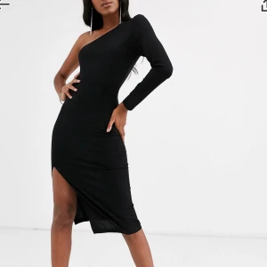 AX Paris Off shoulder klänning  - Säljer denna fina klänning från AX Paris som endast är använd en gång! Den har en ärm, slits och sitter superfint! 