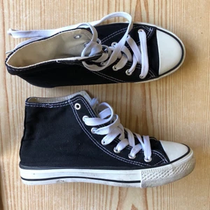 Svarta Converse - Svarta converse (inte äkta dock men de ser exakt likadana ut som riktiga förutom loggan). 