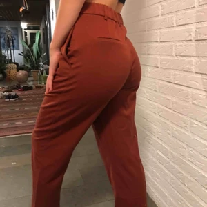  - Jättefina nästan hel oanvända zara byxor. Jättesköna att ha på sig men jag använder dem inte så de behöver en ny ägare. 