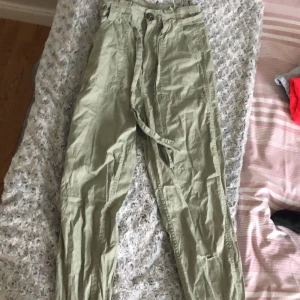 Snygga byxor - Jätte fina snygga byxor från hm i storlek 34, finns ett hål i knät (se bild) Finns i sigtuna
