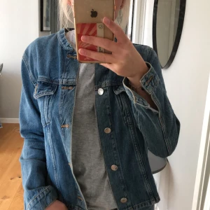 Samsøe Samsøe jeansjacka storlek s  - Superfin jeansjacka från Samsøe Samsøe! Nypris 1500kr men säljer för 900