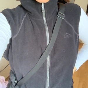 McKinley Väst i fleece  - SÅLD. McKinley Väst i fleece i storlek 42 men skulle säga mer 36,38. Köpt på secondhand för 150. Jag har använt den 1 gång då jag köpte en annan fleece istället. 