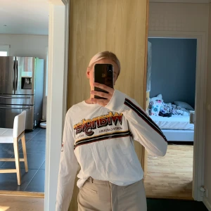 Tröja från wrangler - Säljer nu min superfina och balla tröja från wrangler då jag aldrig använder den längre. Den är M och sitter lite oversized på mig som har S/M. Den var väldigt lång så har klippt den där nere som man ser på sista bilden!