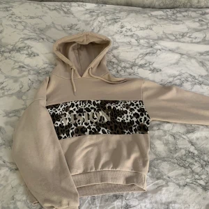 tröja från ullared i storlek XS passar S med - har en liten fläck på armen kan skicka bild på den om du är intresserad. Säljer billigare pga fläcken men fälcken är liten på under armen så den syns knappt. 