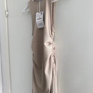 Zara klänning  - Klänning med slits. Nypris 229kr