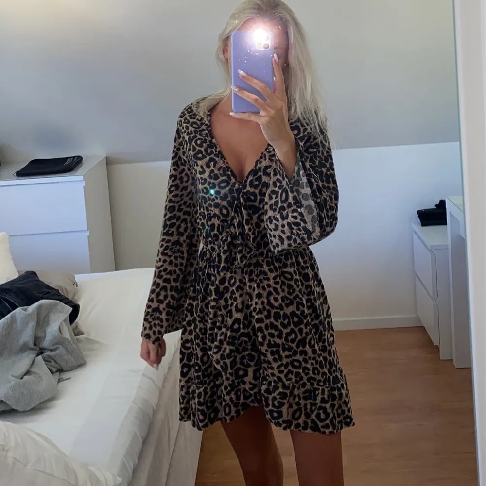 En kort klänning med lite volang i leopard tyg, skön och luftig, själjer pga lite användning. Storlek eur 32 = xs klänningen är från prettylittlething. Klänningen är väldigt urringad så har satt en säkerhetsnål där jag trivs med , inkl frakt. Klänningar.