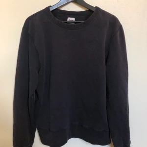 Acne Sweatshirt. Strlk L.  - Acne Sweatshirt i storlek L, men passar som en M. Perfekt skick. 
