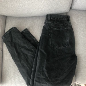 Mom jeans nelly - Mom jeans från Nelly. Vill bli av med allt så pris kan diskuteras!