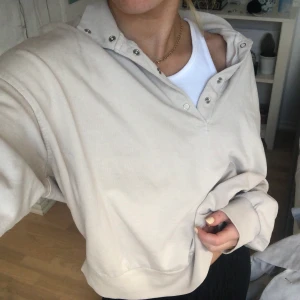 Sweatshirt från weekday - Beige pullover från weekday, använd ett fåtal gånger