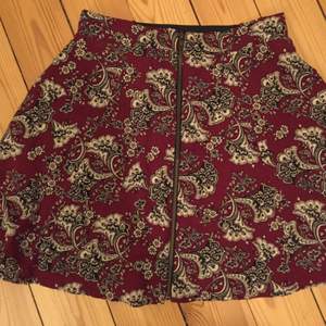 Superfin mönstrad kjol från Urban outfitters! 

Skick: Oanvänd med prislapp. 