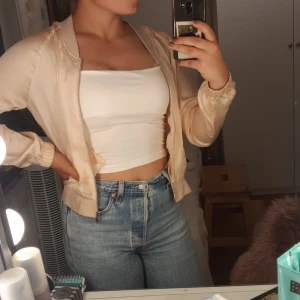 Rosa bomberjacka  - En väldigt tun rosa bomberjacka, väl använd men väldigt bekväm