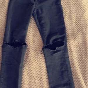 Jeans  - Ett par jeans med hål i, kontakta för bättre bilder