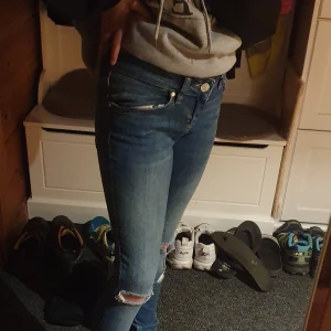Blåa jeans - Blåa jeans med bra kvalité  lite stora i benen för mig (151 cm) har inte använt bara provat 1 gång bra passform köparen står för frakt.