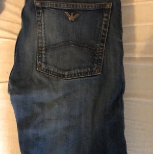 Äkta armani jeans - Säljer nu min killes armani jeans pga av att dom blivit för små för honom dom är i sjukt fint skick och äkta men dock har han ej kvar kvitto kan mötas i Uppsala och fraktas för mer bilder hör av er kan även tänka mig gå ner vid snabbaffär