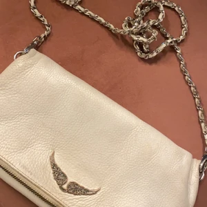 Zadig väska - Intressekoll på min fina zadig väska. Säljer pga har inte kommit till så mycket användning. FRAKTEN INGÅR I PRISET❤️ 